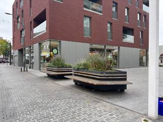 Winkelpand in hartje Mol. Unieke locatie in 'The Landmark', een nieuwbouwproject gelegen aan het Rondplein. Deze buurt is in volle opwaardering en the place to be voor de zelfstandige!<br /><br />Het pand geniet van een optimale visibiliteit en heeft maar liefst langs 3 zijdes etalageruimte.<br /><br />Er zijn 2 staanplaatsen in ondergrondse garage beschikbaar aan 75 euro/maand/plaats.<br /><br />De huurprijs bedraagt 2200 euro per maand. Gemeenschappelijke kosten bedragen 85 euro.<br /><br />Bijzonderheden: <br />- A-label<br />- Airco's