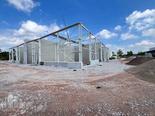 Dit nieuw te bouwen bedrijvenpark omvat KMO-units met oppervlaktes van 128 m² tot 1.090 m², waarbij verschillende units kunnen worden samengevoegd tot grotere entiteiten. De KMO-units, met brandklasse C, zijn opgebouwd uit een staalconstructie met een buitenschil bestaande uit een combinatie van geïsoleerde betonpanelen en sandwichpanelen. De loodsen beschikken over een vrije hoogte van 6 meter, lichtstraten met rookluik, een sectionale poort met afzonderlijke toegangsdeur en individuele nutsleidingen die inbegrepen zijn in de prijs. Tevens zijn de 4 privatieve parkeerplaatsen ook voorzien in de prijs!<br /><br />Het KMO-park is uitstekend gelegen op slechts 5 minuten van de R4 met directe verbinding naar de E17 en E40. Deze ligging zorgt voor snelle en optimale verbindingen richting Gent, Antwerpen, Brussel en omliggende gemeenten.<br /><br />Heeft u interesse of wenst u graag meer details over dit aanbod? Neem contact op met Gill voor meer info, plannen en lastenboek via het nummer 09 219 90 30.
