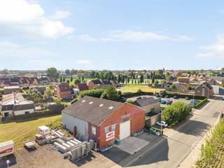 Goed gelegen loods (ca 500m2) met bouwgrond (443m2) te Sint-Eloois-Vijve, op wandelafstand van het centrum en de Leieboorden, alsook direct op de belangrijke invalswegen. De atelier heeft een vloeroppervlakte van ca. 502m en is gelegen op een grondoppervlakte van 692m. De nokhoogte bedraagt 10 meter. Ideaal als opslagruimte! Op een gunstige locatie, nabij de belangrijke invalswegen en E17.Aangezien het in woonzone is gelegen, tevens mogelijk als bouwgrond (alsook in combinatie met het perceel bouwgrond ernaast)Naastliggend de atelier, een bouwgrond voor open of halfopen bebouwing! - 3 meter van de perceelsgrens - gelijkvloers 20 meter bouwdiepte - eerste verdiep 12 meter - mogelijkheid tot carport of bijgebouw.Voor verdere informatie, neem contact op via flore@immobeguin.be