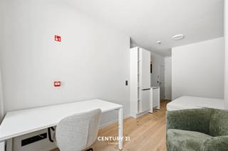 <p>De Brusselsestraat is een van de oudste en belangrijkste toegangswegen tot het centrum van Leuven. De straat ontleent haar naam aan de historische verbindingsweg tussen Leuven en Brussel. Oorspronkelijk was deze straat opgedeeld in drie delen, elk met een eigen benaming.<br />Residentie Vinea bevindt zich specifiek in het deel genaamd de Wijngaardstraat, waarvan de residentie ook haar naam afleidt. Dit pand geniet van een uitstekende ligging in het hart van Leuven, in de onmiddellijke nabijheid van diverse faculteiten, voorzieningen en het UZ Gasthuisberg.<br />De residentie omvat 8 studentenkamers, elk uitgerust met eigen sanitair. Op het gelijkvloers is een inpandige fietsenstalling voorzien, terwijl de eerste verdieping beschikt over een gemeenschappelijke keuken met een aangenaam terras. Naast de functionele indeling zorgen de kwalitatieve materiaalkeuze en de hoogwaardige afwerking voor een duidelijke meerwaarde en een hedendaagse uitstraling van het gebouw.</p><p><u>Nog beschikbaar: </u><br />UNIT 00.01: Kamer gelijkvloerse verdieping aan de voorzijde (15,84 m2) met privatieve badkamer.<br />UNIT 02.02: Kamer tweede verdieping aan de achterzijde (15,77 m2) met privatieve badkamer<br />UNIT 02.03: Kamer tweede verdieping aan de achterzijde (15,35 m2) met privatieve badkamer<br />UNIT 03.02: Kamer derde verdieping aan de achterzijde (15,00 m2) met hoogslaper en privatieve badkamer<br /><br />Interesse in een bezoek ter plaatse? Met plezier ! Contacteer onze Expert Investeringsvastgoed Jacky: 0495 53 46 49 of jacky@connect-immo.be<br /><br />Label A !! </p>