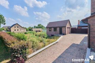 <p><span>Deze gelijkvloerse woning is werkelijk instapklaar</span></p><p><span> </span></p><p><span>Op de benedenverdieping vinden we klassiek de hal, leefruimte en de keuken. Verder is er een ruime veranda die uitgeeft op de zuidgerichte tuin en een ruime slaapkamer. Bovendien is er een apart gastentoilet.</span></p><p><span>Ook de badkamer bevindt zich op de begane grond.</span></p><p><span>Mits het plaatsen van een vaste trap, kan u de 2 reeds ingerichte kamers op zolder gebruiken.</span></p><p><span>Achteraan geniet u van een ruim perceel grond met een grote vrijstaande garage.</span></p><p><span> </span></p><p><span>Technisch:</span></p><p><span>+ volledig voorzien van kruipkelder</span></p><p><span>+ geen renovatieverplichting</span></p><p><span>+ asbestveilig!</span></p><p><span> </span></p><p><span>Disclaimer: op de foto’s werden de muren en plafonds wit gemaakt met behulp van AI. Aan de constructie werd niets aangepast.</span></p><p><span>Bestuursmaatregelen in het maatregelenregister: nee</span><span> </span></p><p><span> </span></p>
