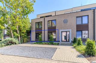 <u><strong>Stijlvol gelijkvloers 2-slaapkamerappartement met 2 badkamers, ruim terras en stadstuin in Lanaken.</strong></u><br /><br />Op zoek naar een stijlvol en instapklaar appartement waar comfort, ruimte en een moderne afwerking centraal staan?<br />Dit prachtige gelijkvloerse appartement, gelegen aan de Koning Albertlaan 88 in Lanaken, is een echte parel.<br /><br />Met twee slaapkamers, twee badkamers, een royale leefruimte, een luxueus uitgeruste keuken en een heerlijk terras en stadstuin biedt dit appartement alles voor wie comfortabel en eigentijds wil wonen!<br /><br /><strong>Centrale ligging in Lanaken</strong><br /><br />Het appartement bevindt zich aan de Koning Albertlaan, op een gunstige locatie in Lanaken. Van hieruit zijn het centrum, winkels, supermarkten, horecazaken en andere dagelijkse voorzieningen vlot bereikbaar, alsook bevindt zich het openbaar vervoer op wandelafstand.<br />Ook de verbindingswegen richting Maastricht (NL) en de E314 bevinden zich op korte afstand.<br /><br /><strong>Lichtrijke leefruimte met directe toegang tot de stadstuin</strong><br /><br />Bij het binnenkomen wordt u verwelkomd in een verzorgde inkomhal die toegang biedt tot de verschillende ruimtes van het appartement.<br />De ruime woonkamer vormt het hart van de woning en geniet dankzij de grote raampartijen van een bijzonder aangename lichtinval. Bovendien beschikt de leefruimte over airconditioning.<br /><br />Via de grote ramen staat de woonkamer rechtstreeks in verbinding met het ruime terras met tuin.<br />Een ideale plek om te genieten van een aperitief, gezellig buiten te eten of simpelweg tot rust te komen!<br /><br />Aansluitend bevindt zich de bijzonder moderne keuken. Deze werd luxueus en kwalitatief afgewerkt en beschikt over een praktisch keukeneiland.<br />Als extra troeven zijn er onder meer een wijnkoeler en een ruime koelkast aanwezig.<br />Een keuken die niet alleen bijzonder mooi oogt, maar ook voorzien is van alles wat u nodig heeft om comfortabel te koken en te genieten!<br /><br />Naast de keuken bevindt zich een praktische berging met aansluitingen voor wasmachine en droogkast.<br /><br /><strong>Twee slaapkamers en twee badkamers</strong><br /><br />Het appartement beschikt over twee comfortabele slaapkamers, die beide voorzien zijn van airconditioning.<br />Een absolute meerwaarde zijn de twee afzonderlijke badkamers.<br />De eerste badkamer is uitgerust met een inloopdouche, dubbele lavabo en toilet. De tweede badkamer beschikt eveneens over een douche, lavabo en toilet.<br />Deze indeling biedt extra comfort en privacy en maakt het appartement bijzonder geschikt voor koppels, een klein gezin of wie graag over een volwaardige logeer- of werkkamer beschikt.<br /><br />Ook op praktisch vlak werd aan alles gedacht.<br />In de ondergrondse verdieping beschikt het appartement over een privatieve kelderberging, ideaal voor het opbergen van fietsen, seizoensgebonden spullen of andere materialen.<br />Daarnaast is er een privatieve garage aanwezig, zodat u uw wagen veilig en comfortabel kunt parkeren.<br /><br /><strong>Troeven op een rij</strong>
<ul>
<li>Modern en stijlvol gelijkvloers appartement</li>
<li>2 slaapkamers en 2 badkamers</li>
<li>Lichtrijke woonkamer met airconditioning</li>
<li>Grote raampartijen met zicht en toegang tot het terras en stadstuin</li>
<li>Ruim terras met tuin</li>
<li>Privatieve kelderberging en garage<br /> </li>
</ul>
Bent u op zoek naar een modern en volledig instapklaar gelijkvloers appartement waar ruimte, comfort en een aangename buitenruimte samenkomen? Dan is dit appartement aan de Koning Albertlaan absoluut een bezoek waard.<br /><br />Uw nieuwe thuis ontdekt? Plan dan vandaag nog uw bezoek.<br />U kan ons contacteren via het nummer <strong><span>089 23 44 22 </span></strong>of mail naar <strong><span>info@immoverslegers.be</span></strong>.<br /><br />Nieuwsgierig naar meer? <br />Bekijk de video van dit appartement. <br />Zo krijgt u meteen een beter gevoel bij de ruimtes en de indeling!<br />( https://youtube.com/shorts/HMOICVb24_s?si=PwE9cTUnPOhA6M5o )