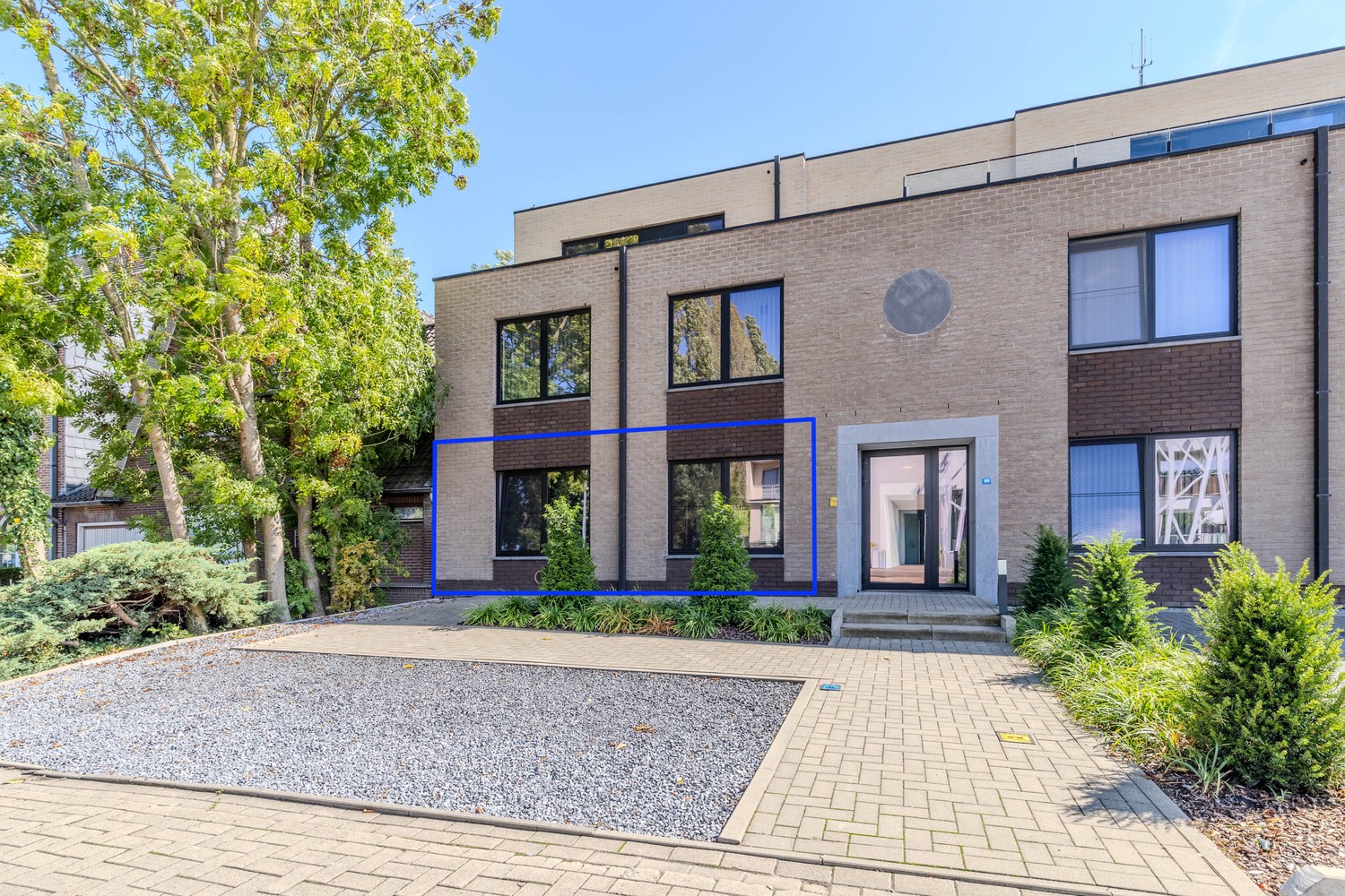Stijlvol gelijkvloers 2-slaapkamerappartement met 2 badkamers, ruim terras en stadstuin in Lanaken - foto 2