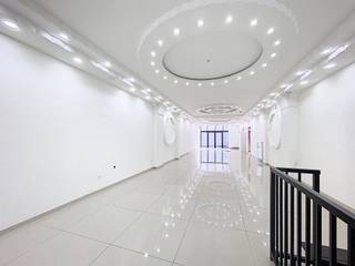 <p><strong>Ligging:</strong></p>
<p>Het pand is gelegen in de Sleepstraat in Gent, een levendige straat met veel passage en een gevarieerd handelsaanbod. Dankzij de goede bereikbaarheid en zichtbaarheid is dit een sterke locatie voor uiteenlopende commerciële activiteiten.</p>
<p><strong>Indeling:</strong></p>
<p>Het pand beschikt over een royale oppervlakte van 280 m², ideaal voor uiteenlopende commerciële concepten. De open structuur biedt flexibiliteit in inrichting en benutting.</p>
<p>Aansluitend is er een extra ruimte van 40 m², geschikt als opslag, backoffice of uitbreiding van de werking.</p>
<p>Op de benedenverdieping bevinden zich 4 toiletten, wat het pand praktisch en gebruiksvriendelijk maakt voor zowel klanten als personeel.</p>
<p>Een mooie meerwaarde is het terras van 30 m², dat kan dienen als buitenruimte, lounge of extra zitplaats, afhankelijk van het gekozen concept.</p>