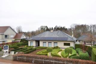 Op zoek naar een instapklare woning met ruimte, licht en omgeven door groen? Deze charmante eigendom, gelegen vlakbij het centrum van Gullegem,...
