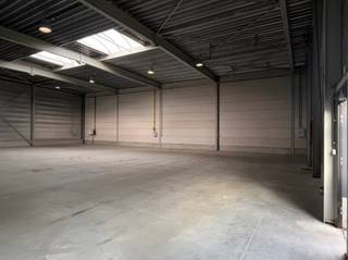 Magazijnen van 494m² te huur op de site van de voormalige meubelfabriek De Kempen, in de Industriezone van Malle. De oude gebouwen werden gerenoveerd en er werden nieuwe gebouwen bijgebouwd om de site te optimaliseren.<br /><br />
<div>
<div></div>
</div>
<div>
<div>
<div>
<div>
<div>
<div>
<div>
<div>
<div>
<div>
<div>
<div>
<div>
<div>
<div>
<div>
<div>Magazijn: ca 494 m²</div>
</div>
</div>
</div>
</div>
</div>
</div>
</div>
</div>
</div>
</div>
</div>
</div>
</div>
</div>
</div>
<div>
<p><span>Kenmerken </span>:<br />Automatische sectionaalpoort met apparte doorgang (H=5,40m)</p>
<p>Halogeen verlichting</p>
<p>Drie-fase stroom (63A)</p>
<p>Betonvloer (3 ton draaglast)</p>
<p>Vrije hoogte: 6.3 m</p>
<p></p>
<p>Het magazijn is gelegen in een industriezone en kan worden gebruikt als opslagruimte.</p>
</div>
</div>