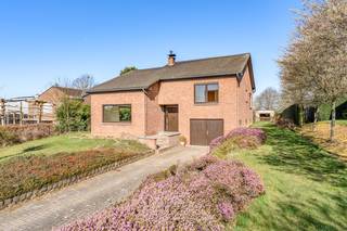 In een rustige en landelijke omgeving bevindt zich deze ruime gezinswoning op een perceel van 21a 7ca, met een bewoonbare oppervlakte van 277 m². De woning geniet van een aangename, noordwest-georiënteerde tuin, ideaal om te ontspannen in alle privacy.<br /><br />Bij het betreden van de woning komt u in de inkomhal met vestiaire, die toegang biedt tot de lichtrijke leefruimte en aansluitende keuken. Verder vindt u op het gelijkvloers nog een veranda en een apart gastentoilet.<br /><br />Op het split-level (+1) bevinden zich drie volwaardige slaapkamers, een nachthal, een badkamer en een extra toilet. Via een uitklapbare trap in de inkomhal, bereikt u de ruime zolderverdieping die nog tal van extra mogelijkheden biedt. Het split-level (-1) omvat een praktische berging, een inpandige garage en een technische ruimte voor de verwarmingsinstallatie.<br /><br />Buiten geniet u van een ruim terras, een tuinhuis en achteraan het perceel nog een extra garage. De grote tuin vormt een absolute troef voor wie houdt van rust en groen.<br /><br />De ligging combineert een landelijke sfeer met een vlotte bereikbaarheid en nabijheid van winkels, scholen en belangrijke verbindingswegen.<br /><br /><u><strong>Extra troeven:</strong></u><br /> 
<ul>
	<li>EPC C (274) - geen renovatieverplichting</li>
	<li>ruime tuin</li>
	<li>landelijke omgeving</li>
	<li>conforme elektriciteit</li>
</ul>
Interesse? Contacteer ons vandaag nog voor een bezichtiging en ontdek de mogelijkheden!<br /><br />Bijkomende info (EPC, bodemattest, elektriciteit,...) kan U hieronder downloaden ↓