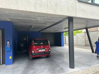 <p><span>Magazijn van 220m² te Leupegem.</span></p><p><span> </span></p><p><span>INDELING</span></p><p><span>Groot magazijn van 220m² met automatische inrijpoort.</span></p><p><span>Vooraan het magazijn zijn er 2 overdekte parkeerplaatsen.</span></p><p><span> </span></p><p><span>LIGGING</span></p><p><span>Gelegen te Leupegem, vlakbij het centrum van Oudenaarde.</span></p><p><span> </span></p><p><span>PRAKTISCH</span></p><p><span>Voor bijkomende info en/of afspraak bel 055 69 68 67 of stuur een mail naar hilde@immodhondt.be</span></p>
