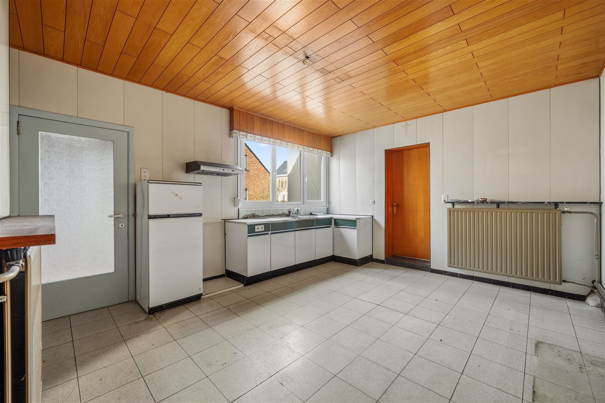 Maison à rénover avec 3 pièces, garage et grand débarras - photo 5