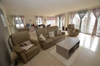 Zeer ruim dubbel appartement (180m²) voorzien over de volledig 4de verdieping, ideaal gelegen op wandelafstand van zee/strand, Station...