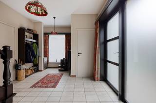 Zeer ruime en goed onderhouden gezinswoning met mooie tuin op een perceel van 714 m². Indeling als volgt; inkomhal met gastentoilet. Aangename leefruimte met zithoek, eetplaats en apart bureau. Aansluitend bevindt zich de keuken met koele berging. Dankzij de grote raampartijen in de leefruimte heb je van hieruit een mooi zicht op het overdekte terras en zonnige tuin. Eerste verdieping met 4 grote slaapkamers. Badkamer met ligbad, douche, toilet en wasplaats. De tweede verdieping beschikt nog over twee extra kamers die perfect kunnen dienen als slaapkamers, maar eveneens gebruikt zouden kunnen worden als hobbyruimte, speelkamer of bureau. Daarnaast is er nog een grote zolder aanwezig die extra bergruimte biedt. Dubbele garage. Centrale verwarming op aardgas. Zonnepanelen aanwezig. Zeer goed en centraal gelegen nabij het centrum van Puurs met alle voorzieningen. De woning is beschikbaar vanaf 1 februari 2027.