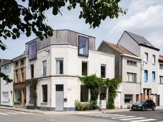 <strong>Uniek aanbod - Combinatie van een multifunctioneel gelijkvloers met bovengelegen woongedeelte.</strong><br /><br />De bijzondere eigendom spreekt niet enkel aan door zijn mogelijkheden (wonen & werken) maar ook door zijn bijzondere esthetiek. Het hoekpand met veel lichtinval ligt op amper 5 minuten fietsen van de Gentse binnenstad, vlakbij het Banierpark en het Bijgaardepark.<br /><br />In zijn huidige staat wordt de benedenverdieping gebruikt als bureau/atelier, die tevens beschikt over een eigen privatieve toegang. het gebouw heeft eveneens een ruime kelderruimte en een praktische zijtoegang die - via een groene tuin - toegang verleent tot de traphal en ruime kelder. Het woongedeelte verspreidt zich over de eerste en de tweede verdieping en onderscheidt zich door zijn architecturale accenten en materiaalkeuzes.<br /><br />Op het eerste niveau vinden we de twee slaapkamers die worden verdeeld door een derde open bureauruimte. op dit niveau vinden we ook de stijlvolle badkamer. Het bovenste niveau geeft plaats aan de open keuken, de leefruimte en de eetkamer. Eén lichtrijk volume dat aansluit op het bovengelegen, zonnig dakterras, wat zorgt voor een unieke woonbeleving.<br /><br /><strong>Samengevat, een bijzonder aanbod dat aanspreekt door zijn mogelijkheden, ligging en stijl.</strong>