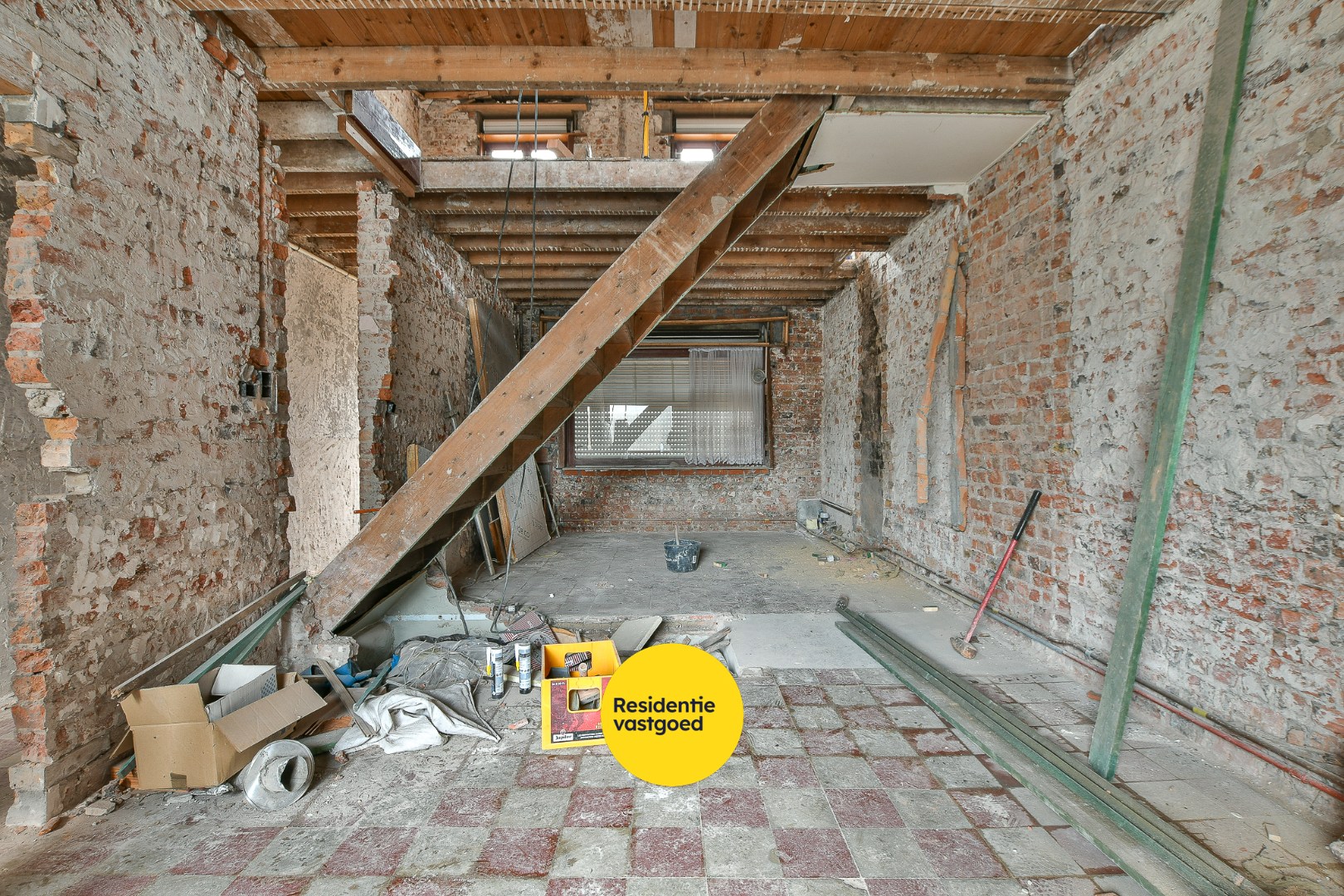 Te renoveren rijwoning met potentieel in hartje Blankenberge - foto 5