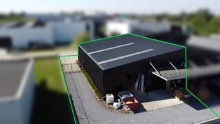 Vlakbij de ring richting het stadscentrum van Roeselare bevindt zich deze recente en functionele loods met een oppervlakte van ca. 345 m² en een vrije hoogte van 4 meter. De loods is gelegen op een perceel van 959m² in een verzorgd bedrijvencomplex en geniet van een vlotte verbinding met de E403 en de A17.<br /><br />Via drie brede sectionaalpoorten is de loods makkelijk toegankelijk voor voertuigen en leveringen. Aan de achterzijde bevindt zich een afgesloten buitenzone, ideaal voor extra stockage, bereikbaar via een automatische poort.<br /><br />Een bijkomend voordeel is de aparte bureauruimte, verdeeld over twee niveaus, met een eigen ingang. Deze afzonderlijke kantoorunit zorgt voor een duidelijke scheiding tussen werk- en opslagruimte en biedt heel wat mogelijkheden voor administratie of ontvangst van klanten. Daarnaast is er nog een apart toilet en een kitchenette.<br /><br />Er is een regenwaterput van 10.000L aanwezig.<br /><br />