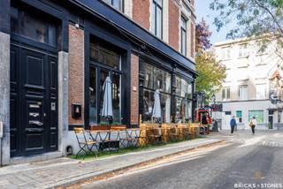 Karaktervol commercieel gelijkvloers vlakbij de Meir, verschillende musea en studentenbuurt (UA).<br /><br />Commercieel gelijkvloers met prachtige gevel en veel potentieel. Het handelspand heeft een oppervlakte van 54m² en een kelder van 10m², <br />Ideaal als opslagruimte. Het pand beschikt over een unieke gevelbreedte van 12m met al troef een uitstekende visibiliteit en passage. <br /><br />Perfect als investering en reeds verhuurd.<br />Huidige geïndexeerde jaarlijkse huuropbrengst bedraagt op heden 22.536,12 euro - wat gelijk staat aan een rendement van 5,7%!