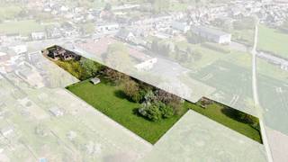 Zeer goed onderhouden architectenwoning op een toplocatie met uitvalbasis naar alle voorzieningen, winkels en aansluiting met hoofdwegen. Daarentegen geniet u achteraan van een rustig, open en groen uitzicht wat zorgt voor een oase van rust en privacy. De woning beschikt over een gunstig EPC-label C, dubbele beglazing, alarm, een nieuwe condenserende ketel op stookolie van 2022, lucht-lucht warmtepompen in verschillende ruimtes en een bruikbare vloeroppervlakte van maar liefst 315m2.<br /><br />Indeling:<br />Via de voorzijde van de woning betreedt u de inkomhal, die toegang geeft tot het architectenatelier, het bureel, een opslagruimte en een gastentoilet. Via de rechterzijde komt u in de privé-inkomhal, vanwaar u de lichtrijke leefruimte bereikt met zicht op de tuin, evenals de volledig geïnstalleerde keuken. Heel de woning is afgewerkt met hoogwaardige materialen. Zowel het werk- als het privégedeelte zijn intern met elkaar verbonden. Op de eerste verdieping geeft de nachthal toegang tot 4 volwaardige slaapkamers. Verder vindt u hier een badkamer en een apart toilet. Daarnaast beschikt de woning over een kelder. Het pand is uitermate geschikt voor meerdere commerciële doeleinden, kangoeroe woning...<br /><br />Buiten beschikt de woning over een overdekt terras met vijver, evenals een ruime oprit die doorloopt tot achteraan, met toegang tot de praktische garages en opslagruimtes. De tuin is zuidgericht en achteraan bevindt zich een wandelpad, vanwaar ook toegang wordt geboden tot de tuin. <br /><br />G-score: A – P-score: A. <br />Voor info of bezichtiging: 054 23 53 83 of info@localsvastgoed.be