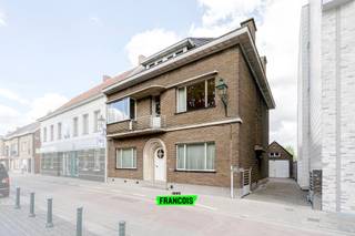 CHARME. AUTHENTICITEIT. KARAKTER. RUIMTE. LICHT. GEZELLIGHEID.<br /><br />In het dorpshart van Bassevelde treffen we deze unieke vastgoedparel aan waarvoor woorden tekort schieten. De woning met maar liefst 6 slaapkamers en gelijkvloersbureau werd gebouwd in 1935 door de familie Steyaert en kende doorheen de jaren heel wat voorname eigenaars. Bovendien heeft deze eigendom de rechtmatige stempel van beschermd erfgoed.<br /><br />GESCHIEDENIS EN STIJL<br /><br />De intact bewaarde woning van 1935 op het dorpsplein is een representatief voorbeeld van baksteenarchitectuur aansluitend bij het Romantisch kubisme, een stijlrichting in het interbellum die verwijst naar de architectuur van Nederlandse architect W.M. Dudok. Vooral het verzorgde baksteenparement met typische Dudokvoeg, de originele metalen ramen, de smalle hoge vensters met geometrische glas-in-loodvulling die het trappenhuis verlichten en de afgeronde hoeken van het ijzeren balkon zijn herkenbare stijlelementen. <br /><br />Het huis is vooral uitzonderlijk door de gaafheid en authenticiteit van het kwaliteitsvol art-deco-interieur dat als een totaalconcept gerealiseerd werd. De rijkdom aan gebruikte materialen, marmer voor de vloer in de gang en de schouwen, tropisch hout voor de parketvloeren en de trap, kleurige wandtegels, glas-in-lood voor de binnendeur en hoge vensters in het trappenhuis en de verzorgde afwerking van het binnenschrijnwerk en de decoratieve aankleding, ook van de nagelvaste elementen als de radiatorbeschermers en de cosy-corner, getuigen van kwaliteit en een stijlbewuste eigentijdse smaak. <br /><br />Door zijn beeldbepalende inplanting op het dorpsplein, in het gezichtsveld van de parochiekerk, de kiosk en het oorlogsgedenkteken en door zijn vrij uitzonderlijke moderne bouwstijl in deze landelijke context is het gebouw een goed herkenbaar component in de dorpskom. <br /><br />De achterliggende garage en de diepe tuin dateren uit dezelfde periode en getuigen van een zelfde totaalconcept, kenmerkend voor het interbellum. De tuinaanleg met terrassen, formeel vijvertje en talrijke groenblijvende bomen en struiken maken integrerend deel uit van de interbellumwoning.<br /><br />HEDEN <br /><br />Op vandaag kent dit imposante woonhuis een staat die reeds grotendeels gerenoveerd werd binnen de ruime renovatiemogelijkheden die aan beschermde eigendommen geboden wordt. Hierbij werden de ramen, verwarmingsinstallatie en elektriciteit (conform) vernieuwd. Ook de waterleidingen en plakwerk werden deels herwerkt. Daarnaast werd er ook dakisolatie aangebracht en spreken we over een quasi-asbestvrije toestand en uiteraard geen renovatieverplichting. Eventuele verdere werkzaamheden kunnen in aanmerking komen voor subsidies.<br /><br />UW TOEKOMST?<br /><br />Biedt deze unieke en charmevolle woonst de oppervlakte, buitenruimte en gezelligheid die u zoekt? Neem dan vrijblijvend contact op met Louis Van Zele van Immo Francois Meetjesland voor meer informatie of een bezoek.<br /><br />TROEVEN<br /><br /><ul><li>Gerenoveerd met aandacht voor de stijl<br /><br /></li><li>Open zicht op het dorpsplein<br /><br /></li><li>Grote en lichtrijke ruimtes<br /><br /></li><li>Gunstige attesten EPC, asbest en elektriciteit</li></ul>