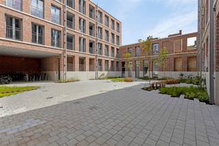 <p><span><span>Het project is gelegen in de snel ontwikkelende </span><strong>Damwijk</strong><span>, een bruisende buurt in volle groei. Het hedendaagse en duurzame project bestaat uit 37 nieuwbouwappartementen en één kantoorruimte, gegroepeerd rond een aangename binnentuin. Verschillende appartementen beschikken over een private buitenruimte en sommige units hebben een eigen private toegang.</span></span></p><p><span><strong>Eerste bewoning gemeubeld 2-slaapkamerappartement van ca. 82 m².</strong></span></p><p><span><span>Het appartement is als volgt ingedeeld: inkomhal met toegang tot de lichtrijke leefruimte en volledig uitgeruste keuken, twee slaapkamers, een douchekamer en een apart toilet.</span></span></p><p><span><span>Mogelijkheid tot het huren van een </span><strong>autostaanplaats aan 90/maand</strong><span> en een </span><strong>private berging aan 30/maand</strong><span>.</span></span></p><p><span><span>Gunstig gelegen nabij openbaar vervoer, winkels en andere voorzieningen.</span></span></p><p><span><strong>Energieprestatie:</strong><span> A</span></span><br /><span><strong>Maandelijkse kosten:</strong><span> 190, inclusief gemeenschappelijke kosten, verwarming, warm water, verzekering en beheerskosten.</span></span></p>