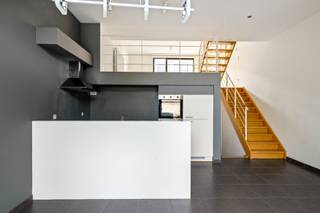 <p>Gelegen in een rustige doodlopende straat in Mortsel, geniet deze energiezuinige woning van een veilige en kindvriendelijke ligging met weinig doorgaand verkeer. Winkels, scholen, openbaar vervoer en recreatiemogelijkheden bevinden zich in de onmiddellijke omgeving. Hierdoor combineert de woning een rustige woonomgeving met een uitstekende bereikbaarheid. Bovendien is er voldoende parkeergelegenheid in de straat.</p>
<p>Via de inkomhal met stijlvolle zwarte tegelvloer bereikt u het aparte gastentoilet en de inpandige garage. De open keuken sluit naadloos aan op de ruime eetkamer en biedt een mooi zicht op de tuin. De keuken is volledig uitgerust met een koelkast, oven, elektrische kookplaat, inox afzuigkap en een geïntegreerde vaatwasser.</p>
<p>Op het tussenniveau bevindt zich de gezellige leefruimte met parketvloer. Een verdieping hoger vindt u de badkamer, voorzien van een ligbad, een dubbele lavabo met badkamermeubel en een tweede toilet. Op dezelfde verdieping ligt eveneens de ruime hoofdslaapkamer.</p>
<p>De tweede verdieping beschikt over twee bijkomende slaapkamers en een praktische berging met aansluitingen voor wasmachine en droogkast.</p>
<p>Verder beschikt de woning over een inpandige garage en een aangename tuin.</p>
<p><strong>Troeven</strong></p>
<p><b>- </b>Energiezuinige woning</p>
<p>- Rustige, kindvriendelijke ligging</p>
<p>- 3 slaapkamers</p>
<p>- Inpandige garage</p>
<p>- Volledig uitgeruste keuken</p>
<p>- Leuke tuin</p>
<p>- Voldoende parkeergelegenheid<br /><br />Bent u op zoek naar een comfortabele gezinswoning op een rustige locatie? Dan is deze woning zeker een bezoek waard.<br /><br />Attesten beschikbaar via: https://jamar.immo/<br />Stedenbouw: Wg, vg, Gvkr, Gmo, vv – geen overstromingsgevoelig gebied, geen worg</p>
