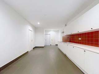 <p>Op een strategische locatie in <strong>Gentbrugge</strong>, langs de <strong>Wazenaarstraat</strong>, bieden wij deze <strong>functionele loods / magazijn met bovenliggende kantoren</strong> te huur aan. Het pand is ideaal voor bedrijven die op zoek zijn naar een <strong>praktische combinatie van opslag, werkruimte en administratieve functies</strong>.</p>
<p><strong>LIGGING<br /></strong>Het pand is gelegen in een vlot bereikbare en commerciële omgeving met een uitstekende aansluiting op de belangrijkste invalswegen rond Gent (R4, E17, E40). De ligging garandeert een snelle verbinding naar het stadscentrum van Gent en naar de omliggende bedrijvige regio’s wat zorgt voor een efficiënte logistieke flow.<br /><br /><strong>INDELING<br /></strong>De loods / het <strong>magazijn</strong> beschikt over ruime opslag- of werkruimte, aangevuld met <strong>kantoren op de verdieping</strong>. Deze bieden een comfortabele en professionele werkomgeving. De kantoren zijn voorzien van hoogrendementsbeglazing, muur- en dakisolatie en verwarming via een lucht/lucht warmtepomp.</p>
<p>Het gebouw is verder uitgerust met sanitaire voorzieningen (toiletten en douches) en een ruime keuken. De sectionale poort vooraan het magazijn zorgt voor een vlotte toegang.<br /><br /><strong>BIJKOMENDE INFO:</strong><br /><span>Huurprijs: € 3.500/maand</span><br /><span>Beschikbaar op 1/2/2026<br /><br />Voor meer info en/of bezoek bel Stéphanie Eeckhout 0472 13 28 79</span></p>