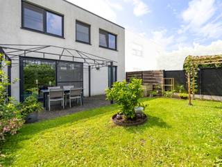 UITERST ENERGIEZUINIGE (A) HEDENDAAGSE TOPPER MET 4 SLAAPKAMERS EN TUIN. In de gekende woonwijk Steenbakkerij vind je deze aantrekkelijke ééngezinswoning van bouwjaar 2016. De wijk ligt op wandel-en fietsafstand van de stad, heeft een prima ontsluiting, rustige straten, een speelpleintje, kortom een woonzone met toekomst. De woning zelf voldoet aan ongeveer alle eisen van veiligheid en comfort : optimaal energiezuinig en laag LABEL A (15kWh/m2 jaar !) (onder meer 14 zonnepanelen, vloerverwarming en isolatie aan huidige normen), comfortabel door de enorme binnenruimte die je bij het aankijken van de voorgevel niet zou verwachten, lichtrijk door de vele ramen met uitkijk op de onderhoudsvriendelijke tuin. Het ruim gevoel heb je doorheen de hele woning en nergens ontbreekt een gevoel van rust en gemak. Ventilatiesysteem D. Indeling : gelijkvloers met inkomhal en gastentoilet, open leefruimte met zit-en eethoek en een hypergeïnstalleerde keuken met zicht op de tuin, washok net vòòr de garage geschik voor 1 auto en nog wat berging. Eerste verdieping met 4 slaapkamers (op plan zijn er 3 en een bureel) waarvan 1 gekoppeld met een praktische dressing. Verder nog een rustgevende badkamer met bad èn douche. Zorgeloze woning met veel ruimte die een zalige toekomst biedt voor u en uw kinderen. Maak een afspraak bezoek via tel 054412500 en ontmoet vastgoedmakelaar Cedric die u rondleidt en correct informeert.