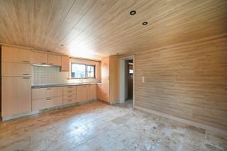 Deze woning bestaat uit twee delen elk met hun eigen indeling en karakter.Aan de linkerkant bevindt zich een woongedeelte met een keuken, badkamer,...