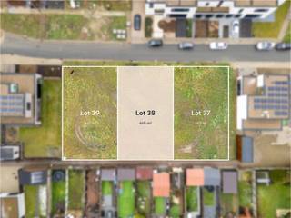 In een nieuwe, autoluwe straat, bereikbaar vanaf de Bedevaartstraat in Tielt, is dit perceel voor het op maat bouwen van een...