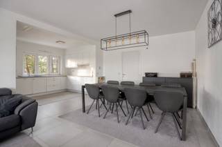 Dit instapklaar appartement bevindt zich nabij het centrum van Geel op een boogscheut van alle faciliteiten zoals scholen, openbaar vervoer... Verder zijn ook de omliggende gemeenten vlot bereikbaar. Dankzij de parking vooraan en de privatieve garage zijn er tal van parkeermogelijkheden.<br /><br />Via de privatieve traphal bereiken we de inkomhal die toegang geeft tot de open en lichtrijke eet- en leefruimte gevolgd door de volledig uitgeruste keuken met aansluitend een bergruimte die tevens dienst kan doen als bureel of kinderkamer. De nachthal brengt ons vervolgens bij 2 volwaardige slaapkamers en een badkamer uitgerust met een inloopdouche en wastafel. Tot slot beschikken we nog over een praktische bergzolder, dewelke bereikbaar is via de valtrap.<br /><br />Als extra troef behoort er bij het appartement een garage, een balkon en een privatieve, onderhoudsvriendelijke west-georiënteerde tuin met tuinberging. De garage dient men verplicht bij aan te kopen voor een meerprijs van 16.000 euro.<br /><br />Extra:<br />- Gunstig EPC-label: C<br />- Conforme elektriciteit en asbestveilig<br />- Ruime tuin<br /><br />Voor meer informatie en/of een plaatsbezoek contacteer ons via info@vastengoed.be of 014/72.73.74.<br /><br />Wenst u een gratis schatting van uw eigendom? Contacteer ons voor een afspraak via 014/72.73.74.