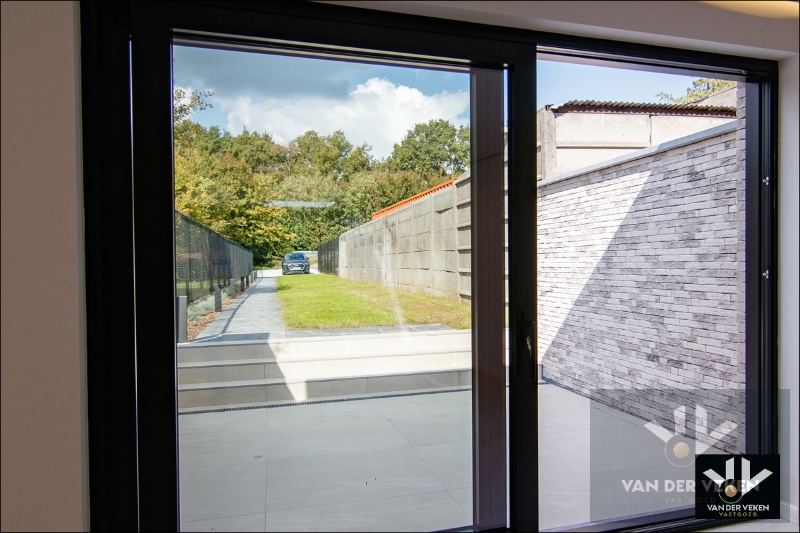 Volledig gerenoveerde, instapklare en energiezuinige rijwoning met 4 slaapkamers, 2 badkamers, zonnig terras, omheinde tuin en toegang achteraan net buiten de Grote Ring van Hasselt. - foto 5