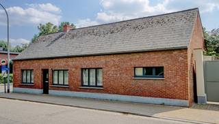 Gunstig gelegen te renoveren woning in het centrum van Schriek op een perceel van 6a87ca. Zuid-west georiënteerd. De woning omvat op het...