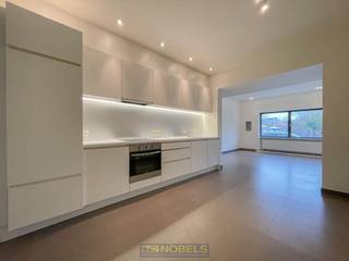 Te huur, gelijkvloers en gerenoveerd appartement te Oudenaarde<br /><br />Gelegen op het gelijkvloers van een kleinschalig gebouw (slechts 2 entiteiten) treffen we dit instapklaar, volledig geschilderde appartement met <strong>modern </strong>en <strong>hedendaags comfort</strong>. Op korte wandelafstand van station én Markt Oudenaarde!<br /><br />Indeling; Inkom, woonkamer met open ingerichte keuken, volwaardige slaapkamer, ingerichte badkamer, afzonderlijk toilet, grote kelder. Het appartement is volledig uitgerust met inbouwspots en gordijnen. Gemeenschappelijke berging (voor fietsen, vuilnisbakken, etc.)<br /><br />Adres: Pauwel Vanderscheldenstraat 1 bus 1, 9700 Oudenaarde<br />Onmiddellijk beschikbaar<br />Huurprijs: €775, extra troef: géén gemeenschappelijke kosten.<br />EPC: 488 kWh/m² 