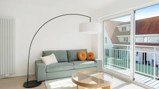 Mooi en lichtrijk hoekappartement met 2 slaapkamers, volledig gerenoveerd appartement met open uitzicht op groen, op een toplocatie nabij het strand van Duinbergen. Indeling: inkomhal met gastentoilet. Ruime en lichtrijke woon- en eetkamer met bureauhoek en toegang tot het zonnige terras met adembenemend uitzicht op het groen. De open keuken is volledig uitgerust met moderne toestellen. De master bedroom beschikt over ingemaakte kasten. Ruime badkamer met lavabo, combi bad/douche en toilet. De tweede slaapkamer heeft een aansluitende douchekamer. Meubelen inbegrepen in de prijs. Privatieve kelder.