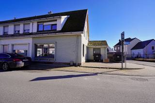 Deze woning is gelegen op wandelafstand van het centrum van Buggenhout en toch is het rustig wonen in deze wijk. Deze woning is te renoveren maar...