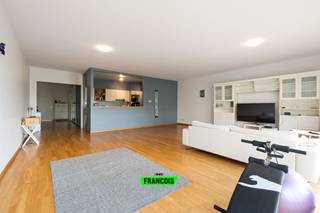 Op een steenworp afstand van het Europees Kwartier in Elsene ontdekt u dit prachtige moderne appartement gelegen op de 4e verdieping van een ideaal gepositioneerde residentie. Dankzij de gunstige ligging geniet het van een uitstekende bereikbaarheid door de onmiddellijke nabijheid van het openbaar vervoer en alle dagelijkse voorzieningen.<br /><br />Met een oppervlakte van meer dan 140 m² overtuigt deze woning door zijn royale volumes en veel lichtinval. Het bestaat uit een ruime, gezellige leefruimte die een aangename leefomgeving biedt. Deze gaat over in een volledig uitgeruste open keuken, aangevuld met een praktische berging/wasruimte. De leefruimte geeft tevens toegang tot een groot terras op het zuidoosten, ideaal om van mooie dagen te genieten. Het appartement is bovendien voorzien van overal dubbele beglazing, wat zorgt voor uitstekend thermisch en akoestisch comfort.<br /><br />De slaapvleugel wordt ontsloten via een prachtige en ruime inkomhal die een echte gevoel van ruimte geeft. Ze omvat drie grote slaapkamers en twee badkamers, en biedt alle comfort dat nodig is voor een gezin of voor liefhebbers van grote volumes.<br /><br />Een karaktervolle woning die comfort, ruimte en een strategische ligging combineert in een van de meest gegeerde gemeenten van Brussel.<br /><br />