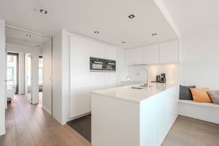 <h3><span>Prachtig appartement met 2 slaapkamers zongericht. </span><span>Dit prachtige appartement met </span><span>twee volwaardige slaapkamers</span><span> is gelegen op de derde verdieping van het prestigieuze gebouwencomplex </span><span>Jan Turpin</span><span>.</span></h3><p><span>Het appartement verkeert in </span><span>uitstekende staat</span><span> en is smaakvol en kwalitatief afgewerkt. </span></p><p><span>De indeling omvat een ruime, brede woonkamer met aansluitend een mooie keuken en terras. </span></p><p><span>Via een stijlvolle glazen deur bereikt u de nachthall, die toegang geeft tot het afzonderlijke toilet, de praktische berging en de badkamer met </span><span>inloopdouche en dubbele lavabo</span><span>.</span></p><p><span>De twee volwaardige slaapkamers bevinden zich aan de achterzijde en geven allebei uit op een </span><span>tweede terras</span><span>, vanwaar u kunt genieten van een mooi uitzicht over de havengeul.</span></p><p><span>De </span><span>smaakvolle meubels zijn inbegrepen in de verkoopprijs</span><span>, evenals een </span><span>ondergrondse berging</span><span>.</span></p><p><span>Een </span><span>ondergrondse garage</span><span> kan optioneel worden aangekocht voor € </span><span>73.500, aankoopkosten inbegrepen</span><span>.</span></p><p><span>Een bijzonder verzorgd appartement met een uitstekende ligging en een prachtig uitzicht, ideaal als permanente woonst, tweede verblijf of investering.</span></p>