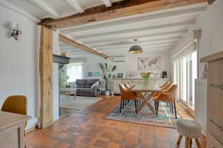 Vous trouverez cette maison kangourou presque entièrement rénovée à l'adresse Stationsstraat 45 à Elen. Avec pas moins de 369 m² de surface habitable, deux garages (environ 90 m²) et un jardin de 1 810 m² orienté plein sud, ce bâtiment allie une énorme sensation d'espace à une intimité parfaite pour une occupation double ou des soins informels.<br /><br />Disposition par étage :<br />Rez-de-chaussée (maison principale) :<br />- hall d'entrée avec escalier et toilettes séparées<br />- espace de vie spacieux<br />- cuisine<br />- salle de bain 1<br />- terrasse couverte avec vue sur le jardin<br /><br />Étage 1 (maison principale) :<br />- salle de nuit<br />- 2 chambres (dont 1 dressing)<br />- bureau<br />- toilettes séparées<br /><br />Sous-sol (maison principale) :<br />- sous-sol partiel de la maison principale (12 m²)<br /><br />Sous-sol (maison de retraite) :<br />- hall d'entrée séparé pour la maison de retraite<br />- espace de vie<br />- cuisine<br />- 2 chambres<br />- salle de bain 2 avec douche et toilettes<br />- salle de rangement/buanderie<br /><br />Garages et atelier :<br />- garage 1/ atelier (38,70 m²)<br />- garage 2 (29,80 m²)<br />- atelier à l'arrière (19 m²)<br /><br />Un atout absolu est le jardin orienté au sud sur un terrain spacieux de 1 810 m². Grâce à l'orientation idéale et à la terrasse spacieuse, vous pourrez profiter du soleil, de l'intimité et de la détente dans la verdure tout au long de la journée.<br /><br />Êtes-vous à la recherche d'un bâtiment exceptionnel offrant d'innombrables options pour la vie des kangourous, la prestation de soins ou un espace de travail supplémentaire ? Laissez-vous surprendre par l'espace, la lumière et le magnifique jardin lors d'une visite personnalisée.<br /><br />Contactez-nous dès aujourd'hui pour prendre rendez-vous. Nous sommes heureux de vous accueillir à la Stationsstraat 45 à Elen !<br /><br />Registre des mesures: non<br /><br />Les images générées par l’IA sont fournies en guise d'inspiration. Elles ne tiennent pas compte des spécifications techniques, ni des renseignements urbanistiques, ni des possibilités concrètes de réalisation.