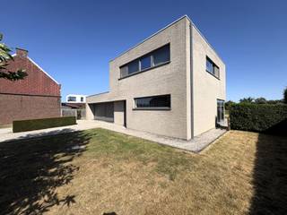 <strong>Ligging</strong><br />Deze recente halfopen woning (bouwjaar 2010) geniet van een uitstekende ligging in Oudenaarde. Dankzij de vlotte verbinding met belangrijke invalswegen bevinden scholen, winkels, horeca en andere dagelijkse voorzieningen zich op korte afstand.<br /><br /><strong>Indeling</strong><br />Via de inkomhal met apart gastentoilet betreedt u de lichtrijke leefruimte met een volledig ingerichte open keuken. De keuken is uitgerust met een vaatwasser, oven, koelkast, kookplaat en dampkap. Aansluitend bevinden zich een praktische berging/wasplaats en de inpandige garage.<br />Op de eerste verdieping zijn er drie volwaardige slaapkamers en een moderne badkamer met ligbad, douche, dubbele lavabo en toilet.<br />Buiten geniet u van een aangename, groene tuin waar u in alle rust kunt ontspannen.<br /><br /><strong>Technisch</strong><br />De woning werd gebouwd in 2010 en behaalt een uitstekende energiescore met EPC-label A. De verwarming gebeurt via aardgas, wat zorgt voor een energiezuinige en comfortabele woonomgeving. Beschikbaar vanaf 1 oktober 2026.<br /><br /><strong>Troeven</strong>
<ul>
<li>Recente halfopen bebouwing (2010)</li>
<li>Energiezuinig met EPC-label A</li>
<li>3 ruime slaapkamers</li>
<li>Rustige, groene tuin</li>
</ul>
<br /><strong>Contact</strong><br />Interesse in deze woning? Neem gerust contact op met Realimmo voor meer informatie of het plannen van een bezoek via cedrik@real-immo.be.