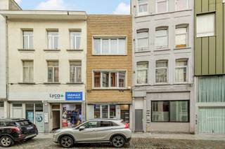 Vergund opbrengsteigendom bestaande uit 3 appartementen, gunstig gelegen in een levendige en centraal gelegen stadswijk met een uitstekende bereikbaarheid op wandelafstand van Park Spoor Noord.
<p>Het gebouw onderging de laatste jaren een grondige renovatie:<br />- 2006 / 2008: PVC ramen met dubbele beglazing<br />- 2009: zandstralen en opvoegen van de voorgevel, nieuwe vloeren, ...<br />- 2012: Volledig vernieuwen van de elektrische installatie ( leidingen en zekeringskasten )<br />- 2012: Nieuwe badkamers incl. leidingen (3)<br />- 2012: Nieuwe CV-ketels op gas (3)<br />- 2021: Plat dak vernieuwd + isolatie<br />- 2022: Nieuwe keukens (3)<br /><br />De 3 app. beschikken allen over aparte meters ( elektra, gas, water ) en worden reeds meerdere jaren stabiel verhuurd. De huidige huuropbrengst bedraagt momenteel 2.440 € / maand.<br /><span><br />Indeling:<br /></span>Gemeenschappelijke inkomhal met toegang tot de kelder.</p>
<p><span>Glvl. app. </span>(65,2m²) EPC: D 329 kWh/m² ( vloer kan gemakkelijk geïsoleerd worden via de kelder ) bestaande uit 2 slpks (13,3m² en 14,7m²) op laminaat, woonkamer met open keuken (20m²) voorzien van gasvuur, dampkap, spoelbak en aansluitingen voor wasmachine / vaatwasser.<br />Bdk met toilet, regendouche, handdoekdroger en lavabo in meubel.<br />Overdekt terras (2,5m²), stadstuintje (9m²)<br />Reeds 7 jaar verhuurd aan 810€ / maand.</p>
<p><span>1ste verd.:</span> (71,2m²) EPC: B 195 kWh/m² bestaande uit 2 slpks (13,3m² en 14,7m²) op laminaat, woonkamer met open keuken (20m²) voorzien van gasvuur, dampkap, spoelbak en aansluitingen voor wasmachine / vaatwasser.<br />Bdk met toilet, regendouche, handdoekdroger en lavabo in meubel.<br />Overdekt terras (2,5m²)<br />Reeds 4 jaar verhuurd aan 820€ / maand.</p>
<p><span>2de verd.:</span> (71,2m²) EPC: C 235 kWh/m², zelfde indeling als de 1ste verdieping.<br />Reeds 3 jaar verhuurd aan 810 € / maand.<br /><span><br />Extra:</span><br />* Conformiteitsattesten beschikbaar<br />* Elektriciteit conform<br />* 4 privékelders van elk 3,5 m²<br />* Kruipkelder<br />* Betonvloer op het gelijkvloers<br />* Asbestattesten in aanvraag<br /><br />Dit vergund opbrengsteigendom is stabiel verhuurd en geniet van een bruto rendement van +/- 5,28%</p>