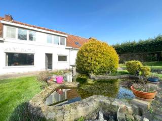 Twee gezellige woningen met grote tuin in rustige omgeving te koop.Indeling :  * Woning 1 :Gelijkvloers: Inkomhal, leefruimte met open keuken,...