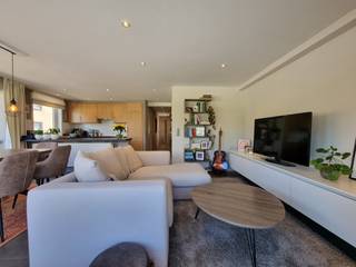 Rés. 'Sincfala': appartement d'angle à proximité du centre et de la plage de Heist avec une vue ouverte et verdoyante sur la rue rénovée de Knokke et en direction du parc Directeur-général Willems. L'appartement a été rénové avec qualité et offre un espace de vie agréable.<br /><br />Disposition :<br />- Hall,<br />- Espace de vie lumineux avec coin salon et salle à manger et vue ouverte sur la nouvelle zone verte de la rue Knokke,<br />- Belle cuisine entièrement équipée,<br />- Pratique débarras,<br />- Deux chambres à coucher complètes, dont une actuellement aménagée en dressing. Les armoires sont faciles à démonter.<br />- Salle de bain avec baignoire et pare-douche, lavabo et toilettes.