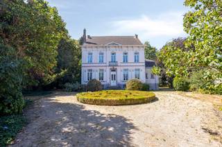 Kasteel Stoffelt opgetrokken in 1869 onderscheidt zich door zijn historische grandeur, solide bouw met ruime indeling en een ongeëvenaard potentieel. <br /><br />Het landgoed, een zee van rust en privacy<br /><br />Het kasteel is omgeven door een omvangrijk privaat domein (2,8 hectare), met een schitterende variëteit aan landschappen, waaronder een privaat bos, een sfeervolle vijver, een kleurrijke bloementuin en diverse fruitbomen. Dit maakt het de ideale setting voor lange wandelingen of ontspannen momenten in de natuur.<br /><br />De indeling van dit kasteel is ontworpen om zowel intieme momenten als grootse ontvangsten te faciliteren:<br /><br />Het gelijkvloers:<br />Betreed de woning via een imposante hal die leidt naar een luxueus salon en een royale eetkamer, perfect voor het hosten van diners. Daarnaast vindt u een stijlvol bureel (ideaal als directiekantoor of bibliotheek), een ruime keuken en praktische nevenruimtes.<br /><br />Het verdiep:<br />De eerste verdieping biedt een weelderige privé-oase met vier vorstelijke slaapkamers, aangevuld door luxe badkamers en een dressing.<br /><br />De zolder:<br />De zolderverdieping is via een vaste trap bereikbaar en biedt een blanco canvas om uit te breiden met extra suites, een fitnessruimte of een penthouse-achtige studio.<br /><br />De kelder:<br />De woning is volledig onderkelderd, die zorgt voor een immense opslagcapaciteit of de mogelijkheid om een wijnkelder van formaat te creëren.<br /><br />Kasteel Stoffelt is uitermate geschikt voor de meest veeleisende investeerder of koper, en biedt mogelijkheid tot diverse bestemmingen:<br /><br />- Exclusieve residentie: De perfecte, ruime gezinswoning met allure en grandeur.<br />- Boutique hotel / B&B: Transformeer het pand in een high-end hotel of luxe B&B om gasten in stijl te ontvangen.<br />- Hoofdkantoor / Vrij Beroep: Vestig uw vrij beroep of uw statige hoofdkantoor op een locatie die klasse en stabiliteit uitstraalt.<br /><br />Bent u geïnteresseerd in een bezichtiging van dit unieke en exclusieve landgoed? Neem contact op voor meer informatie over Kasteel Stoffelt, Molenstraat 13.