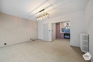 Découvrez ce <strong>charmant</strong> <strong>appartement</strong> <strong>lumineux</strong> et pratique d'une chambre situé au <strong>2e</strong> <strong>étage</strong>. Grâce à son <strong>excellent</strong> <strong>emplacement</strong>, les commerces, les restaurants, les transports en commun et la plage sont accessibles à pied.<br /><br />L'appartement dispose d'une <strong>cuisine</strong> <strong>ouverte</strong> qui se prolonge dans le <strong>salon</strong> <strong>lumineux</strong>, baigné de <strong>lumière</strong> <strong>naturelle</strong> grâce à ses <strong>grandes</strong> <strong>baies</strong> <strong>vitrées</strong>. Cela crée une <strong>atmosphère</strong> <strong>agréable</strong> et <strong>chaleureuse</strong>, tant pendant la journée que le soir. L'appartement comprend également une <strong>chambre</strong> <strong>confortable</strong> et une <strong>salle</strong> <strong>de</strong> <strong>bains</strong> avec <strong>douche</strong> <strong>à</strong> <strong>l'italienne</strong>. <br /><br />L'appartement est <strong>accessible</strong> par <strong>ascenseur</strong> ou par escalier, ce qui le rend confortable et accessible pour les jeunes et les moins jeunes. Grâce à son emplacement idéal et à son agencement intelligent, cet appartement peut être utilisé comme résidence principale, résidence secondaire ou investissement. 