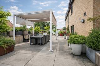 Centraal gelegen en toch volledig privé: dit uitzonderlijk triplex-appartement biedt een unieke combinatie van ruimte, comfort én een...