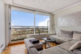 Droom je van licht, ruimte én een fenomenaal uitzicht? Dan is dit appartement op de 14de verdieping precies wat je zoekt! Hier geniet je elke dag...