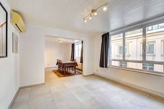 <p>Te koop: gezellig appartement in het centrum van Tienen, op wandelafstand van scholen, winkels en openbaar vervoer.</p><p><br /></p><p>Bekijk het appartement hier alvast volledig virtueel zowel vanbinnen als vanbuiten.</p><p><br /></p><p>Dit appartement, gebouwd in 1954, biedt een praktische indeling en een centrale ligging in de woonkern van Tienen. Dankzij de nabijheid van invalswegen en het ziekenhuis is het een ideale uitvalsbasis voor wie comfort en bereikbaarheid belangrijk vindt. Het terras biedt een buitenruimte, terwijl de kelder extra bergruimte voorziet.</p><p><br /></p><p>Belangrijkste ruimtes:</p><ul><li>Woonkamer met voldoende lichtinval en toegang tot het terras</li><li>Keuken met spoelbak, keramische kookplaat, dampkap en kasten met toestellen</li><li>1 slaapkamer</li><li>inkomhal</li><li>Kelder voor extra opslag</li><li>Terras als buitenruimte</li></ul><p><br /></p><p>Troeven:</p><ul><li>Centrale ligging in het hart van Tienen</li><li>Nabij scholen, openbaar vervoer en ziekenhuis</li><li>Praktische indeling met terras en kelder</li><li>Ideale optie in plaats van te huren.</li></ul><p><br /></p><p>Neem vandaag nog contact op met je ERA-makelaar voor een bezoek.</p><p><br /></p><p>JOUW DROOMAPPARTEMENT. ZO GEVONDEN!</p>