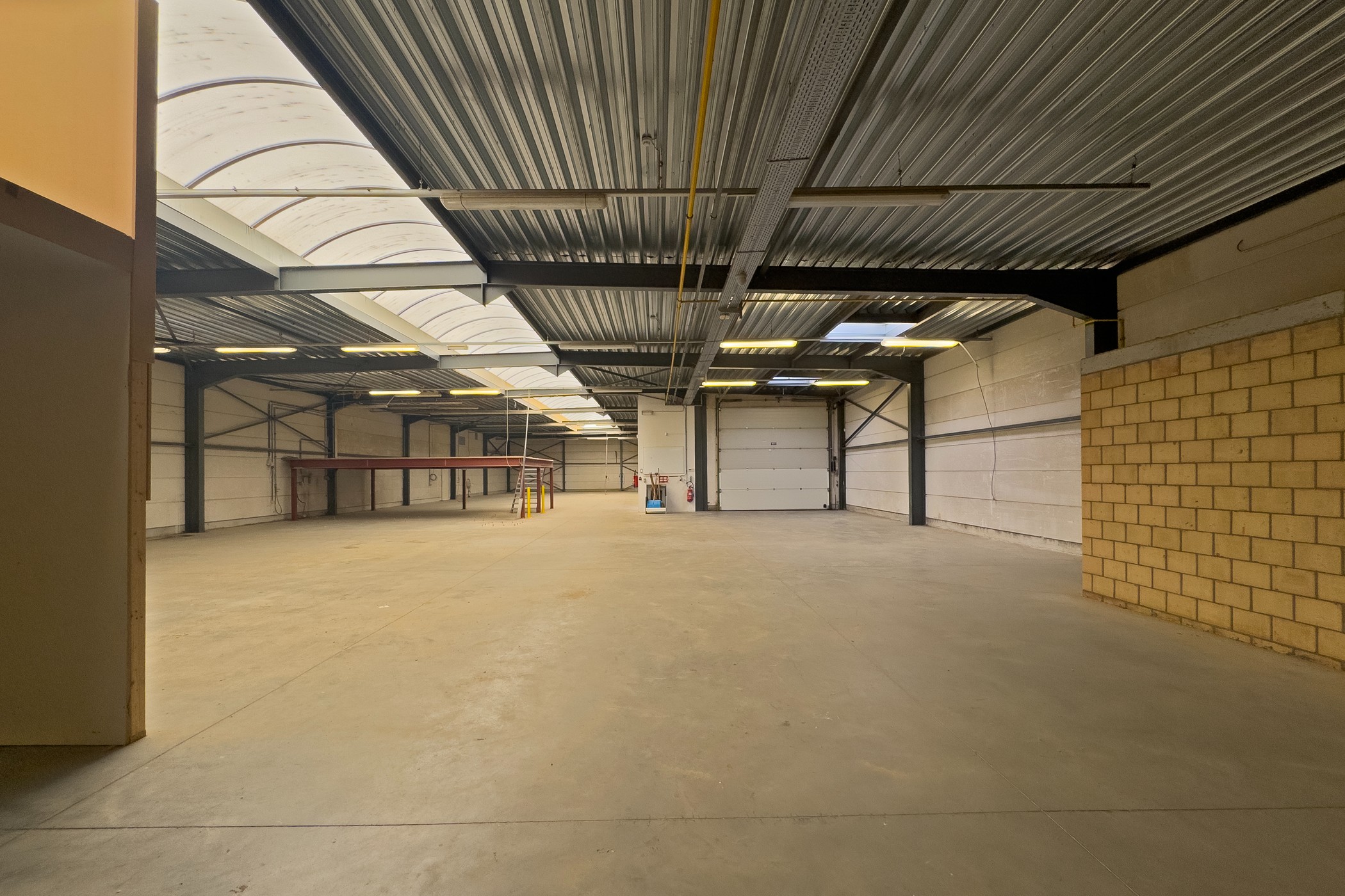 Multifunctioneel bedrijfsgebouw van 1.120 m² op perceel van 2.411 m² - foto 4