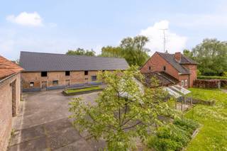 Te renoveren landgoed met zeer exclusieve ligging op een perceel van ca. 40 are. De hoeve is landelijk gelegen in agrarisch gebied rondom...