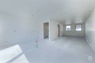 <span>OPENDEURDAG OP ZATERDAG 03/10 TUSSEN 10u30 EN 12u30<br /><br /></span>In het rustige Hingene worden vier nieuwbouwwoningen opgetrokken. Volgens velen de mooiste deelgemeente van Bornem door zijn gezellige centrum, kasteel d'Ursel en het rondomliggend park. Het project is gelegen op een rustige doch centrale locatie, op wandelafstand van winkels, scholen en het park.<br /><br />Het project bestaat uit één halfopen en drie gesloten bebouwingen, allen voorzien van hedendaags comfort.<br /><br />De woningen onderscheiden zich door hun krachtige vormgeving in warme rode baksteen. De strakke belijning en het doorlopende metselwerk geven het geheel een tijdloze uitstraling. De raampartijen zorgen voor een subtiel ritme in de gevel en brengen op een verfijnde manier licht binnen. Het hellend dak versterkt het tijdloze, huiselijke karakter en maakt van dit project een hedendaagse interpretatie van klassiek wonen.<br /><br />De woningen zullen bijna-energieneutraal zijn. Er wordt gebruik gemaakt van een warmtepomp in combinatie met vloerverwarming en de nodige isolatie.<br /><br />Als kers op de taart zijn de woningen voorzien van een zuidwest-gerichte tuin met aangelegd terras.<br />Genieten van een aperitief was nog nooit zo aangenaam.<br /><br />Parkeren vormt geen probleem, dankzij de autostaanplaatsen achteraan.<br />Deze zijn verplicht aan te kopen aan € 15.000,00 excl. kosten.<br /><br />De woningen worden volledig en kwalitatief afgewerkt.<br /><br />Wens je meer informatie over deze kwalitatieve nieuwbouwwoningen?<br />Contacteer ons gerust via info@julimmo.be of 03 303 39 36.