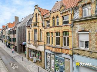 Dit handelspand met woonst ligt in de Marktstraat in Izegem en ligt vlakbij de recente parkeerhaven. Het pand is te renoveren en kan perfect ook volledig als woning ingericht worden.<br />Het pand is vrij bij akte en is als volgt ingedeeld:<br />- kelderverdieping<br />- gelijkvloers: handelsruimte, keuken, koer<br />- 1ste verdieping: slaapkamer<br />- 2de verdieping: badkamer, 2 slaapkamers<br />- zolder.<br /><br />Opgelet: enkele afbeeldingen werden virtueel ingekleed. <br /><br />GROOTSTE TROEVEN:<br />- Centrale ligging<br />- Veel ruimte<br />- Veel mogelijkheden<br /><br />Dit pand kan onderhevig zijn aan de renovatieverplichting die door de Vlaamse overheid wordt opgelegd voor residentiële gebouwen. Consulteer voor meer informatie de website van het Vlaams Energie- en Klimaatagentschap via https://www.energiesparen.be/renovatieverplichting-residenti%C3%ABle-gebouwen-2023.