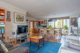 Rustig gelegen verzorgd en lichtrijk gelijkvloersappartement met 2 mooie terrassen in woonresidentie het Victoriepark.
Achteraan gelegen appartement met leuk uitzicht op de verzorgde tuinen van deze residentie. Met tevens een eigen ingang via terras en mogelijkheid tot aankoop van een naastgelegen garagebox is dit een zeer aangenaam ruim comfortabel appartement op wandelafstand van het centrum. Voorzien van 2 volwaardige slaapkamers, badkamer met douche, gastentoilet met handenwasser en een aparte wasberging. Vanwege de mooie breedte van dit appartement met mooie grote living en de 2 overdekte terrassen beschikt men over extra veel lichtinval. De ruime geïnstalleerde keuken voorzien van toestellen met werkblad in graniet beschikt over een eethoek en een extra overdekt terras. De elektrische installatie wordt conform opgeleverd. Momenteel is het appartement verhuurd aan een zeer nette huurder. 
Tevens bestaat er de mogelijkheid om een extra brede garagebox bij te kopen direct kort bij het appartement gelegen.
Vermelde oppervlakten/afmetingen zijn indicatief. Oppervlakte conform EPC.

